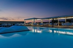piscina-by-night